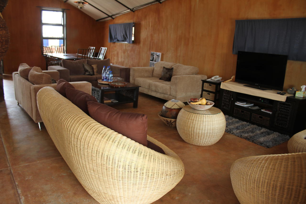 Omupumba Ongula Village Homestead Lodge מראה חיצוני תמונה